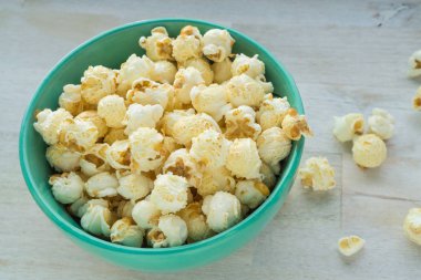 Bir fincan kahve, kopya alanı şeklinde kahve çekirdekleri