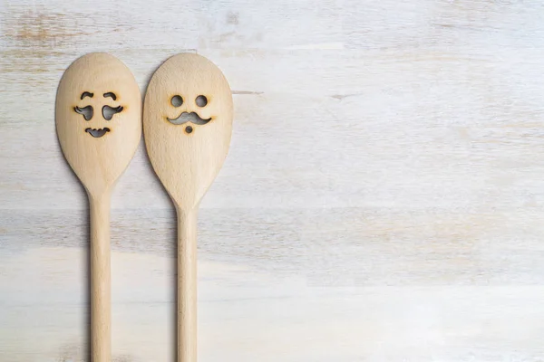 Twee Houten Lepels Met Grappige Gezichten Kopie Ruimte — Stockfoto