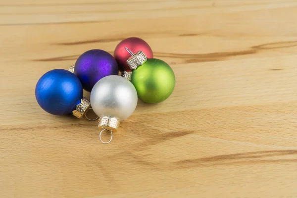 Christbaumkugeln Auf Holzgrund Kopierraum — Stockfoto