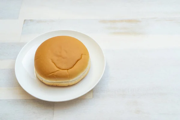 Bakat Bröd Till Hamburgare Vit Platta Kopiera Utrymme — Stockfoto