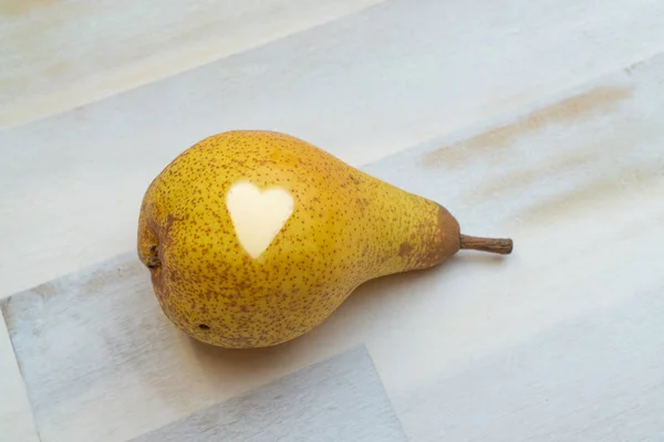 Ett Gult Päron Med Hjärta Form — Stockfoto