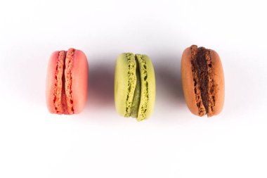 Beyaz arka planda, kopya alanı üç macarons