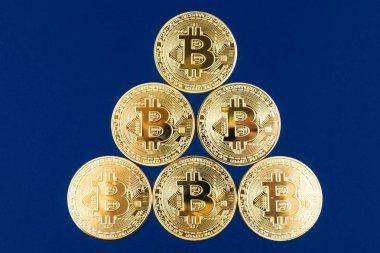 Bitcoins, mavi arka plan ve bir üçgen