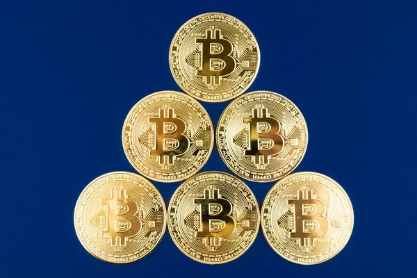 Bitcoins, mavi arka plan ve bir üçgen