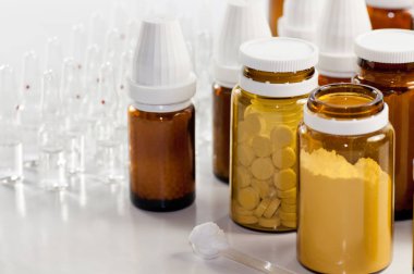 Homeopatik ilaçlar üzerinde beyaz izole