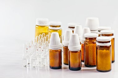 Homeopatik ilaçlar üzerinde beyaz izole