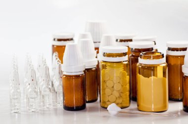 Homeopatik ilaçlar üzerinde beyaz izole