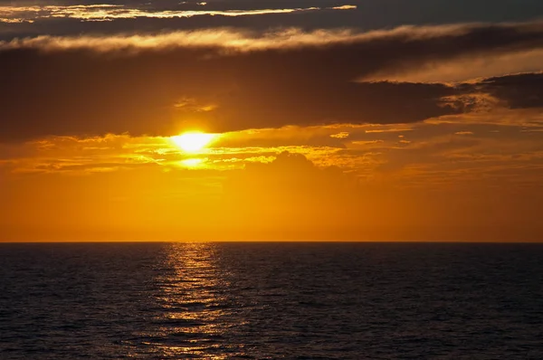 Sahilde güzel bir gün batımı