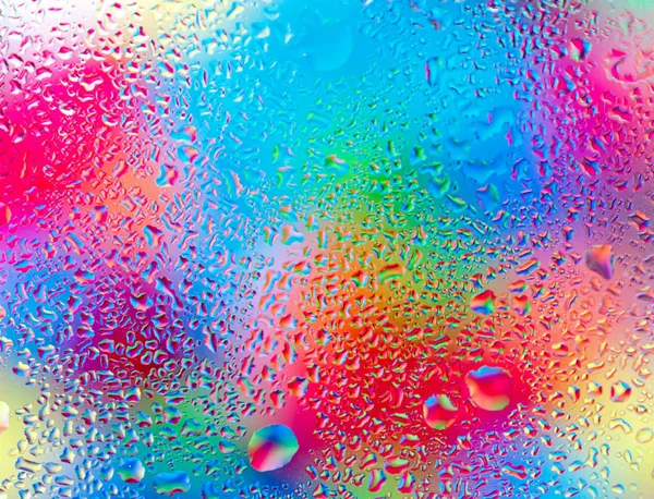 Waterdruppel Glasplaat Tegen Kleurrijke Achtergrond Hoofdkleur Blauw Smalle Scherptediepte — Stockfoto