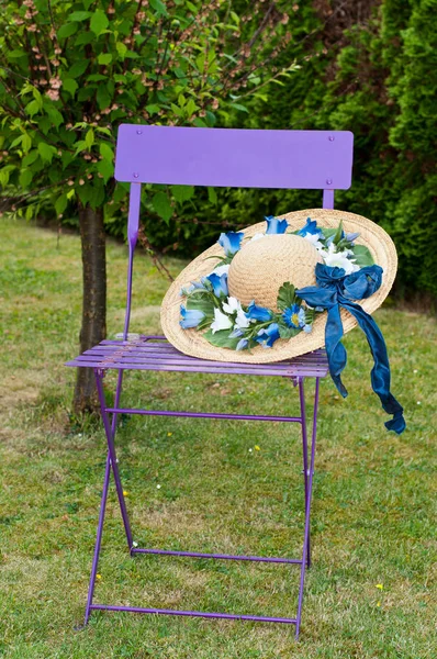 Una Vieja Silla Plegable Lila Con Sombrero Paja Ala Ancha — Foto de Stock