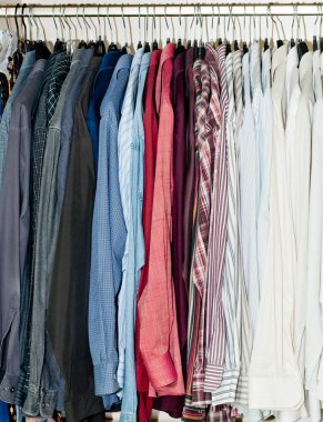 Gardıropta birçok renkli gömlek