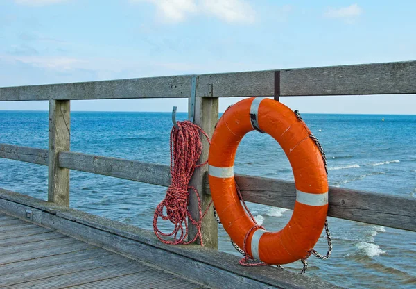 Lifebuoy Bir Iskele Üzerinde — Stok fotoğraf