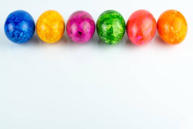 Beyaz, kopya alanı izole renkli Paskalya yumurtaları olan bir satır