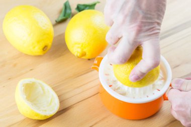 Kadın limon meyve suyu sıkmak