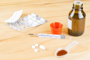 Tablet, klinik derece ve ilaçlar ile tablo