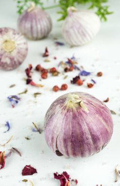 Sarımsak ampul ile red pepper ve otlar, dikey