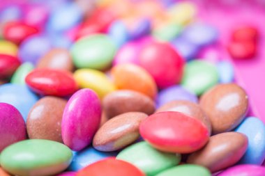 Birçok renkli çikolata tatlılar