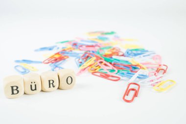 Office için Almanca kelime ile birçok renkli ataç