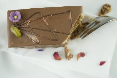 Bir parça süsler ve badem ezmesi çiçek ile çikolatalı kek