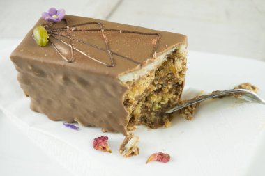 Bir parça süsler ve badem ezmesi çiçek ile çikolatalı kek