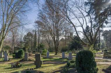 Mezarlar ve mezar taşları bakan mezarlıkta