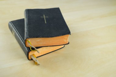 Ahşap masa üzerinde iki kutsal İncil