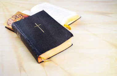 Ahşap bir masa, kopya alanı üzerinde iki İncil