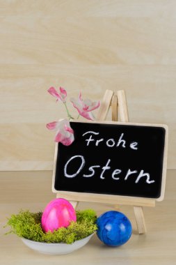 Mutlu Paskalya ve iki renkli yumurta, dikey bir Paskalya sepeti için Alman sözcüklerle yazı tahtası
