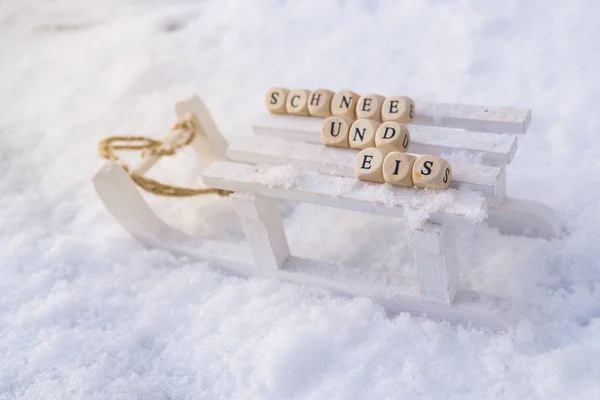 Ein Weier Holzschlitten Schnee Mit Dem Worten Schnee Und Eis — Stok fotoğraf