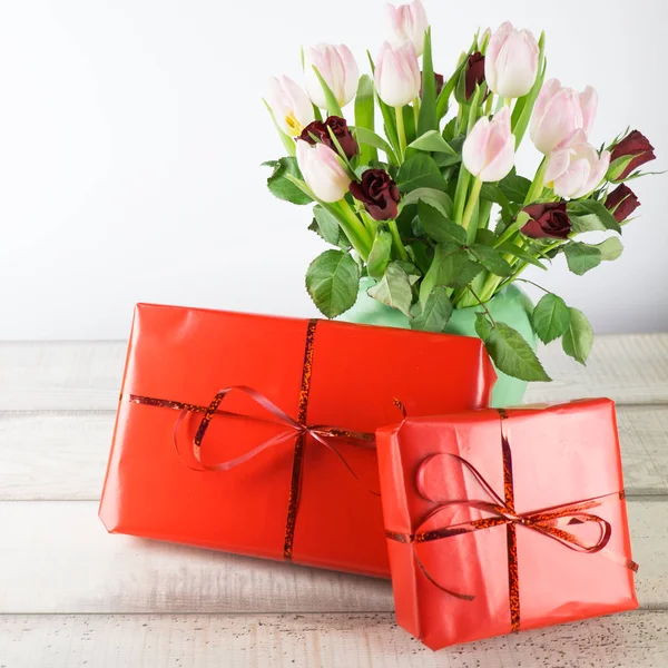 Zwei Rot Verpackte Geschenke Mit Einem Strauß Rosen Quadratisch — Stockfoto