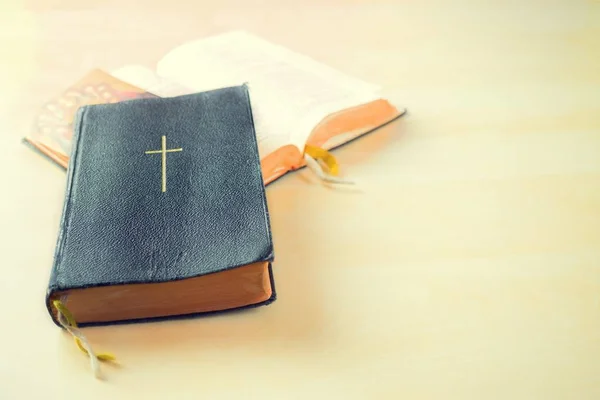 Två Bibeln Ett Träbord Kyrkan — Stockfoto