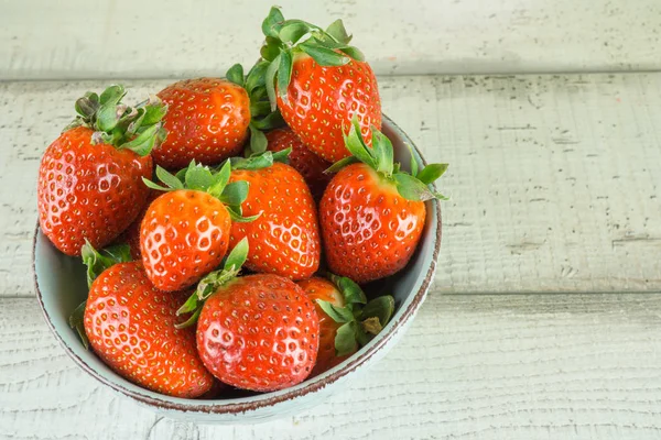 Cuenco Con Fresas Rojas Frescas Fondo Madera Espacio Para Copiar — Foto de Stock