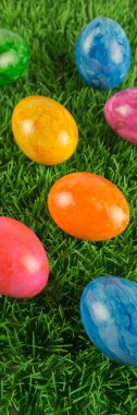 Renkli Paskalya yumurtaları çim ile dikey banner