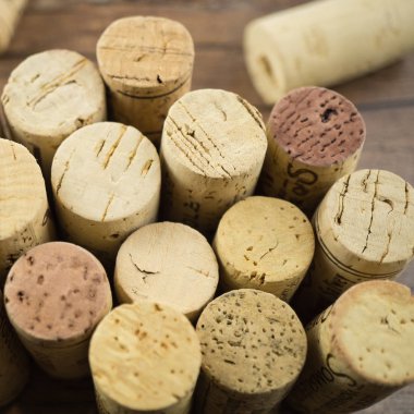 Farklı şarap şişeleri, birçok mantarlar görüntülemek yukarıdan, kare