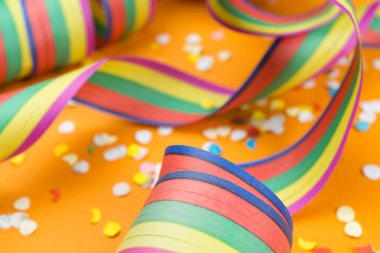 Renkli flamalar ve konfeti