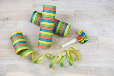 Ahşap arka plan üzerinde flamalar ve rulo