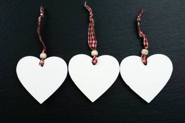 Siyah arka plan üzerine üç beyaz kalpler 