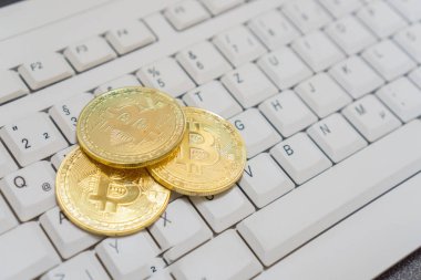 Bilgisayar klavyesindeki üç altın bitcoins 