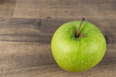 Ahşap masa, kopya alanı üzerinde yeşil elma meyve