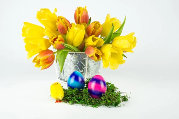 Bouquet Red Yellow Tulips Two Easter Eggs Three Little Chicks — Zdjęcie stockowe