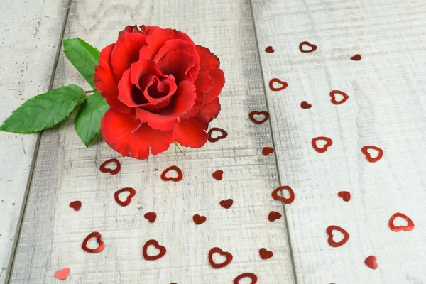 Red Roses Water Drops Wooden Background Red Hearts — Stock Photo, Image