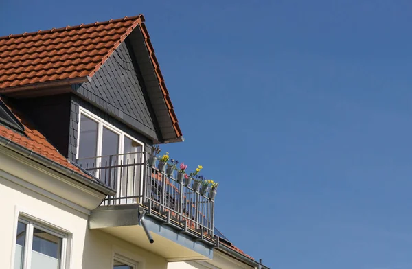 Гэйбл Балконом Фоне Голубого Неба Озиле Германия — стоковое фото