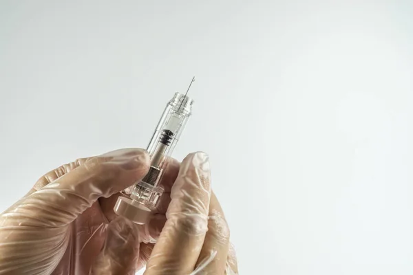 Vrouw Met Een Voorbereiding Van Een Injectie Spuit — Stockfoto