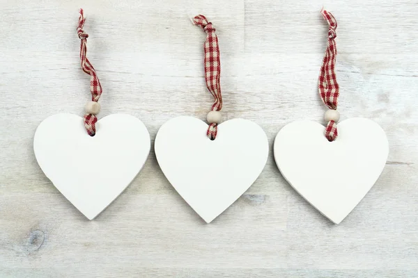 Tres Corazones Blancos Sobre Fondo Madera — Foto de Stock