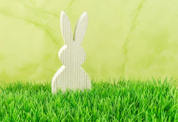 草原の木製のイースターのウサギ — ストック写真