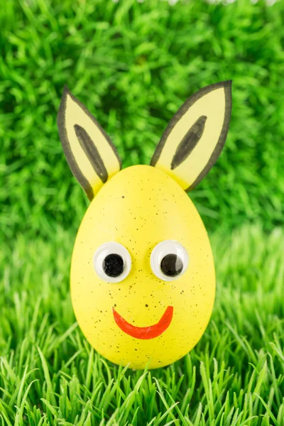 Funny Easter Egg Trawie — Zdjęcie stockowe