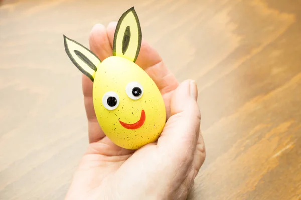 Zábavné Velikonoční Zajíček Drží Ruce — Stock fotografie