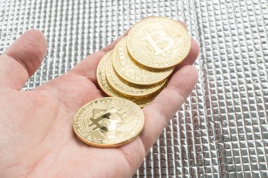 Elinde tutan birçok altın bitcoins