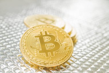 Gümüş arka plan üzerinde altın bitcoins