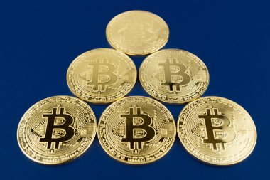 Altın bitcoins olan üçgen